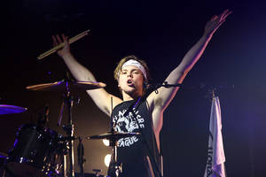 5 Seconds of Summer look fit as a butcher's dog performing in Melbourne - Arm pics ahoy